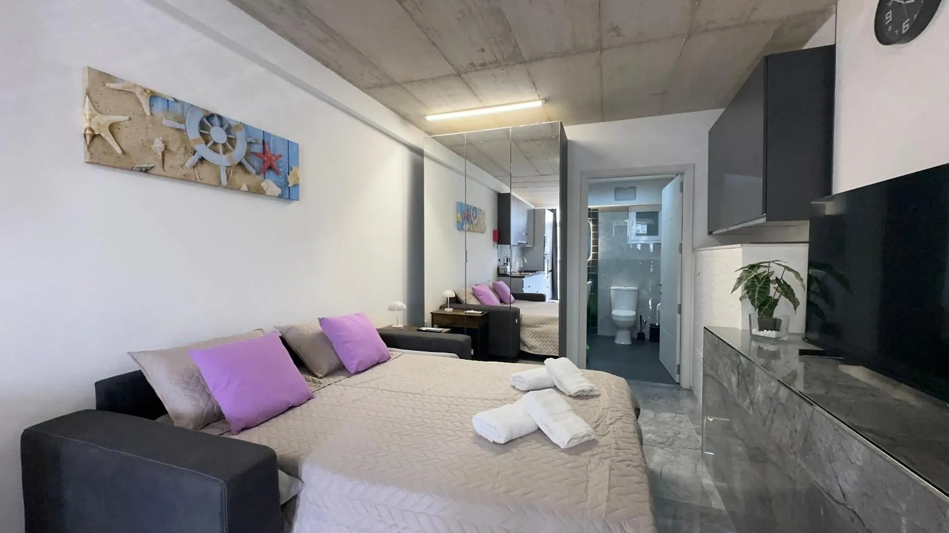 Seafront, Lovely Modern Studio. San Giuliano Malta